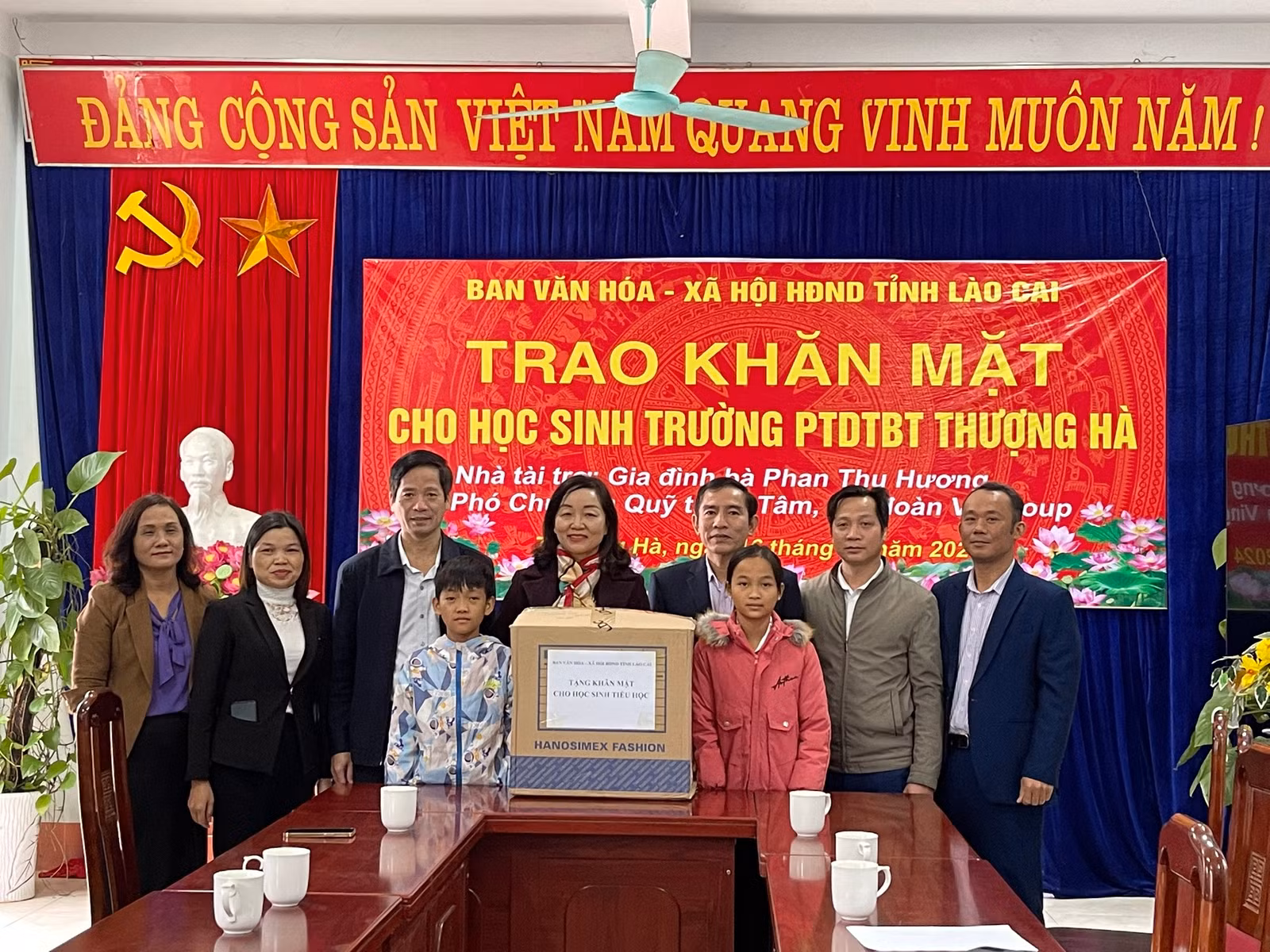 trao-tang-khan-mat-cho-hoc-sinh-truong-ptdt-ban-tru-tieu-hoc-thuong-ha-6990.jpg