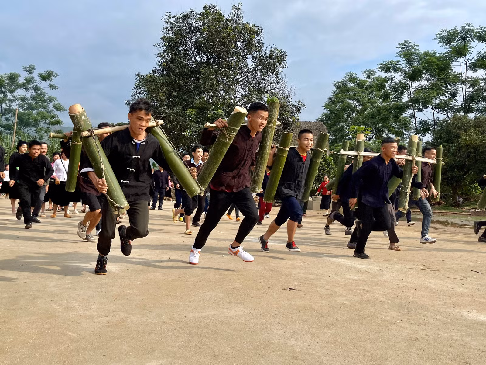 Đặc sắc cuộc thi gánh nước - Copy.jpg