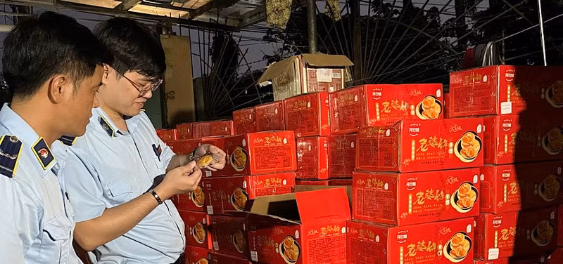 Các sản phẩm bánh trung thu không rõ nguồn gốc bị lực lượng chức năng thu giữ tại thành phố Hà Nội.