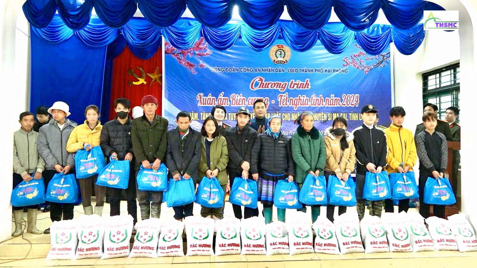 cac-dong-chi-trong-doan-thien-nguyen-cung-voi-lanh-dao-huyen-si-ma-cai-trao-qua-cho-ba-con-nhan-dan-8888.jpg