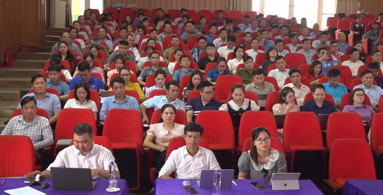 Các học viên nghiêm túc học tập.jpg