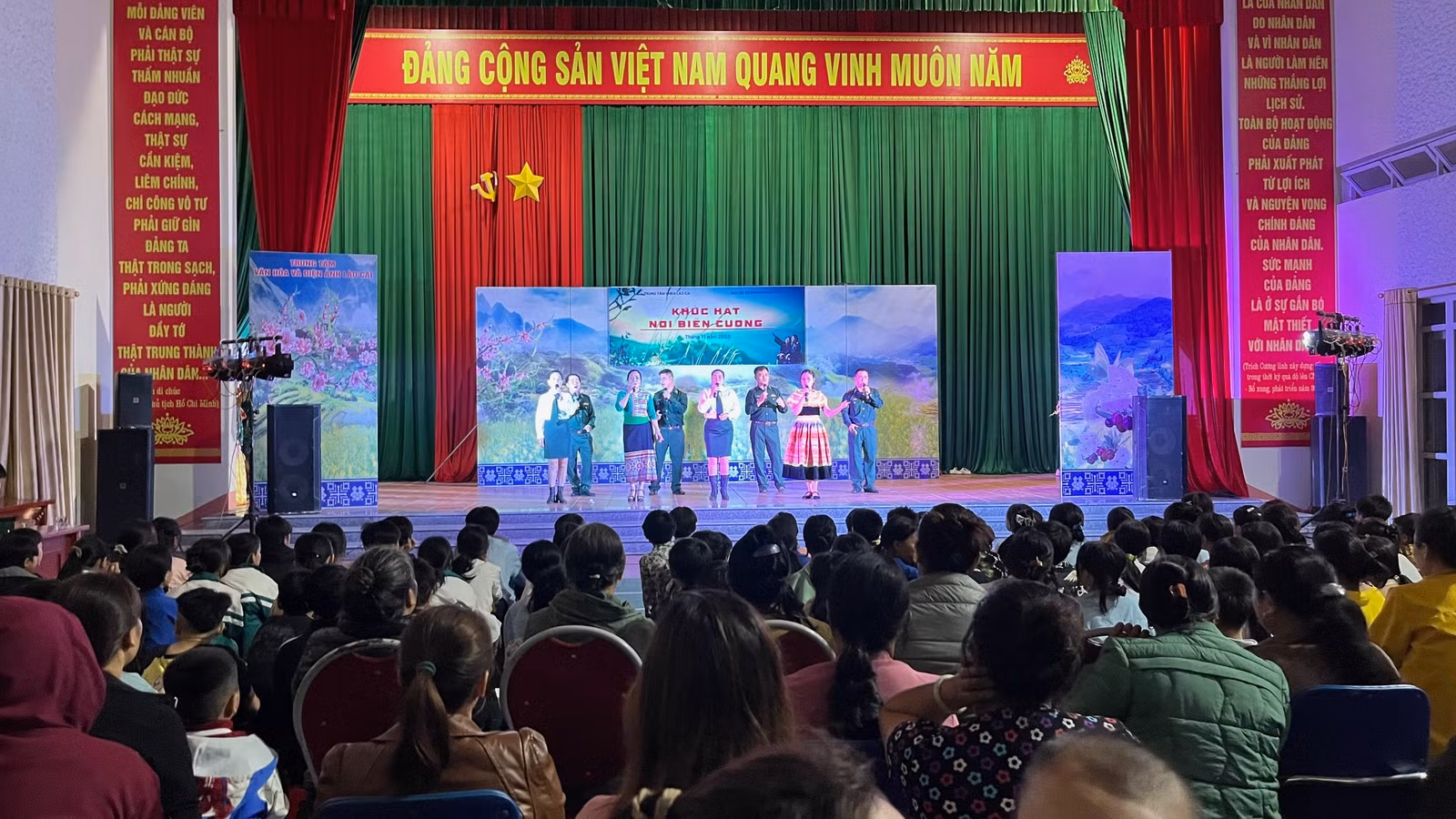 cán bộ, Nhân dân khu vực biên giới hào hứng đón xem chương trình văn nghệ.jpg