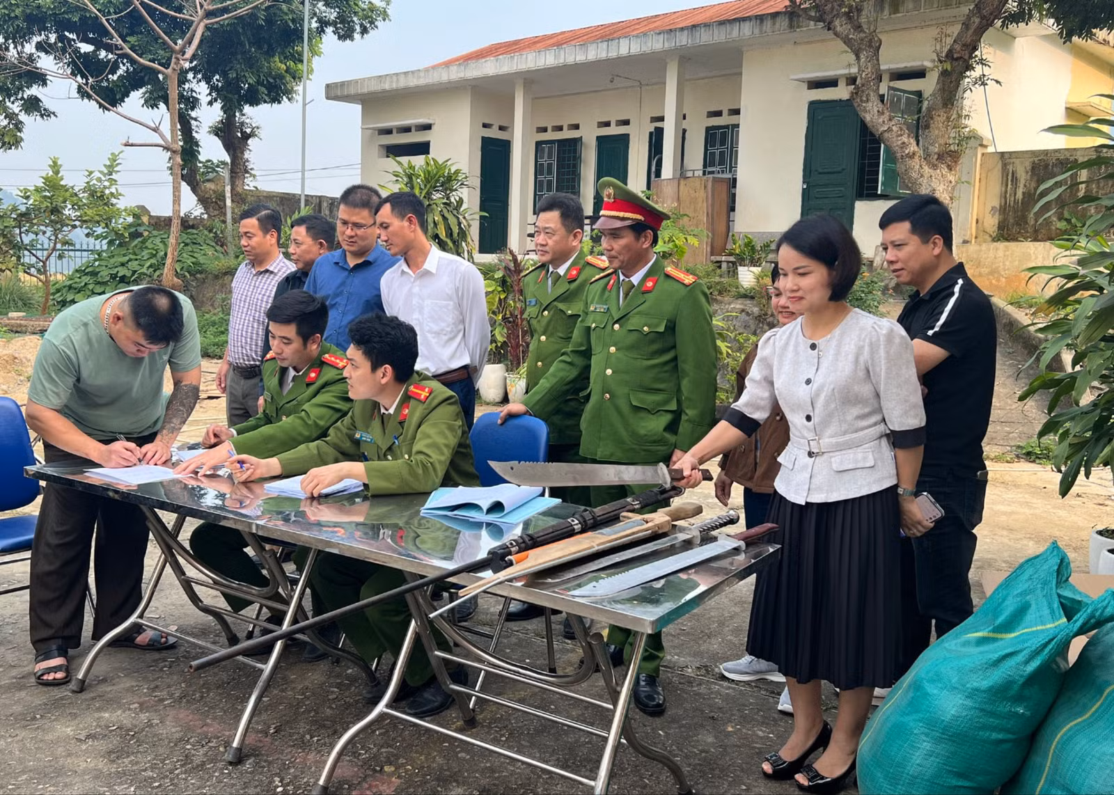 Ảnh 4. Người dân chủ động giao nộp vũ khí và công cụ hỗ trợ (2).jpg