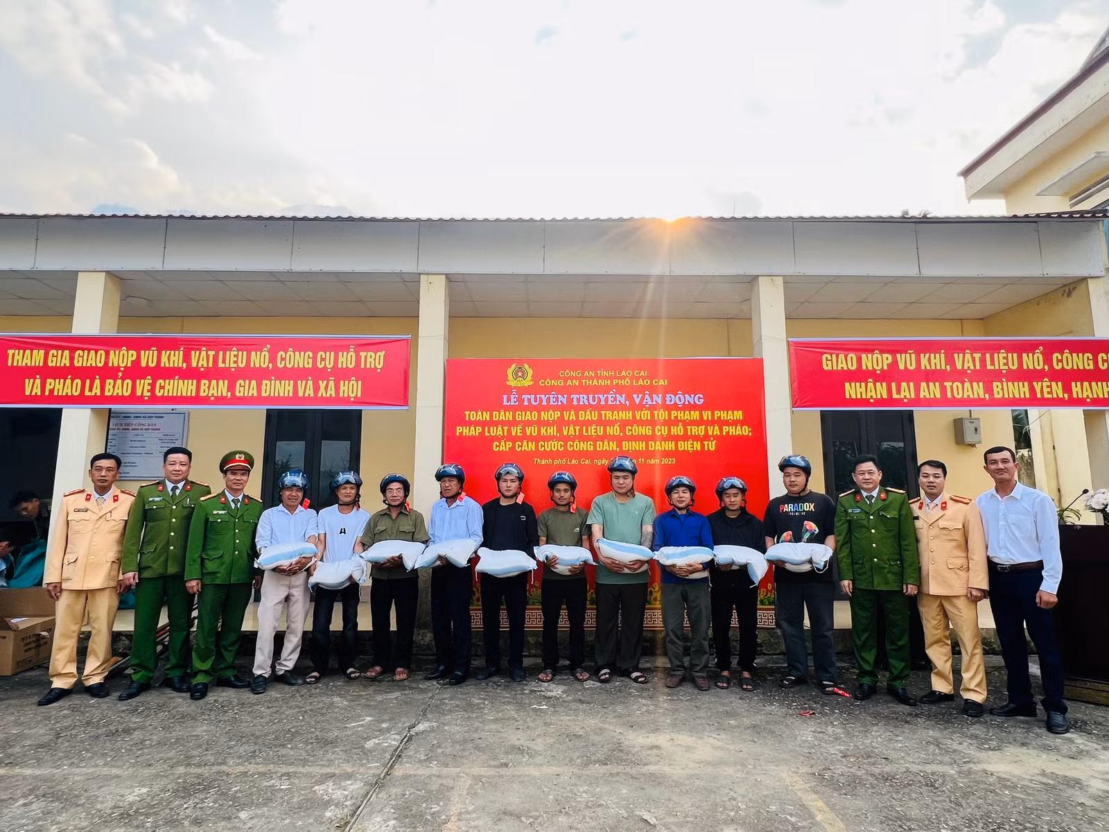 Ảnh 6. Đoàn công tác tặng quà cho người dân trên địa bàn (1).jpg