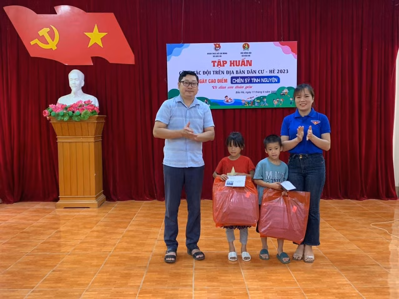 Tặng quà cho các em thiếu nhi có hoàn cảnh đặc biệt khó khăn.jpg