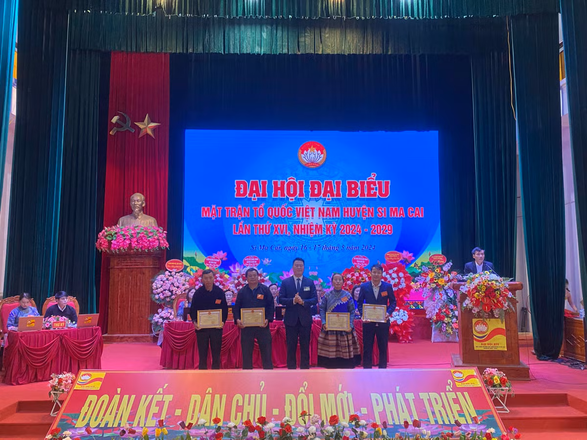 Khen thưởng các tập thể và cá nhân.