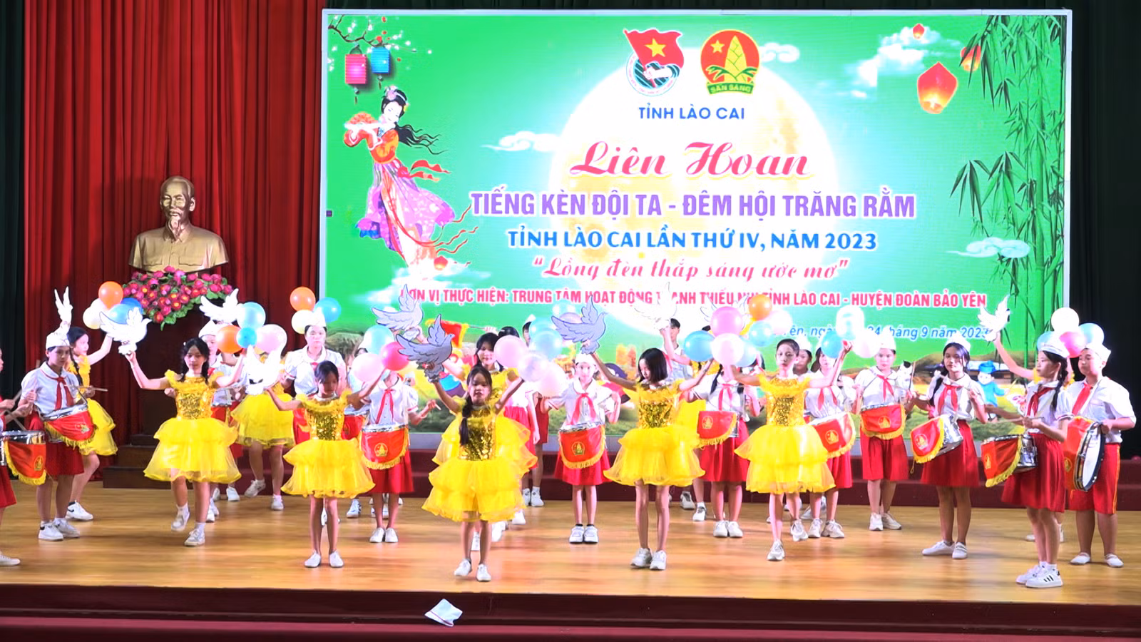 Các đội thi trình bày phần thi của mình (1).jpg