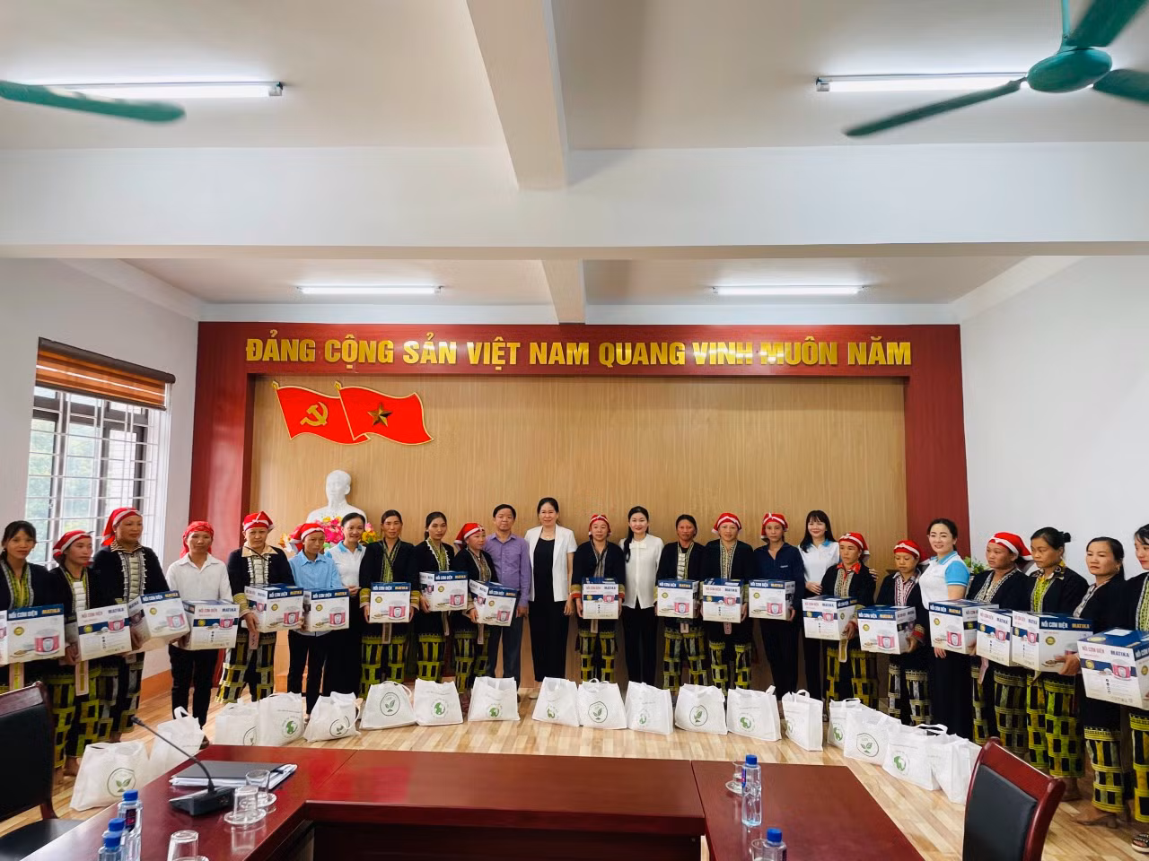 Trao quà cho Phụ nữ dân tộc nghèo, khó khăn xã vùng cao Phìn Ngan huyện Bát Xát..png