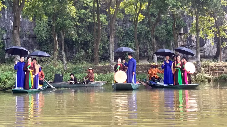 Tiết mục văn nghệ của các vùng miền được biểu diễn dọc trên dòng sông Ngô Đồng.