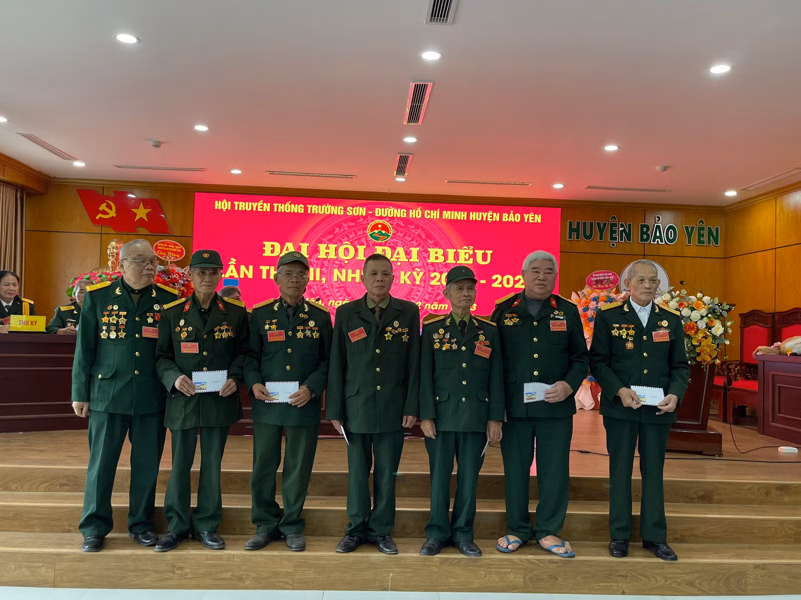 Khen thưởng các cá nhân có thành tích xuất sắc.jpg