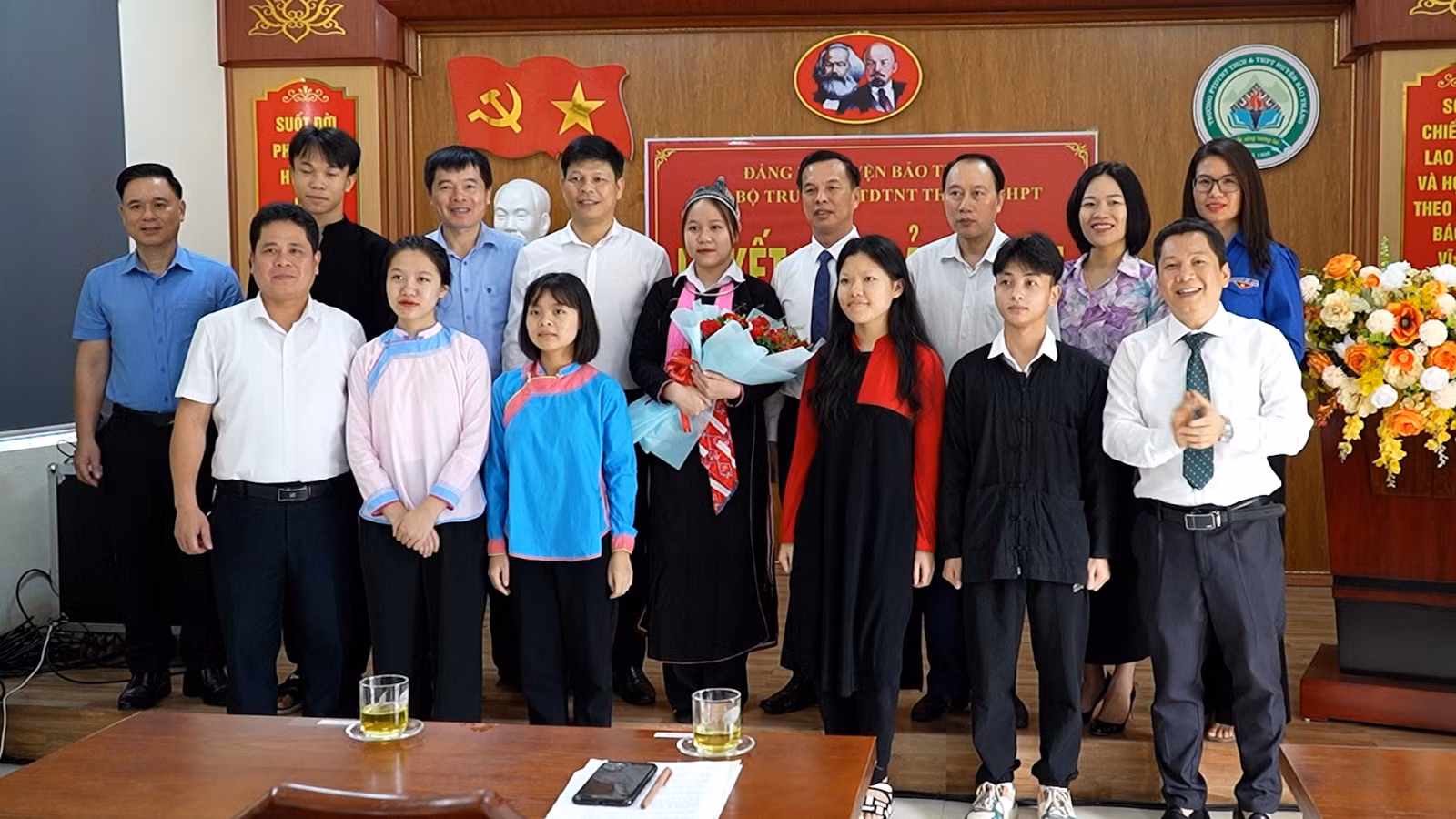Đại biểu tặng hoa chúc mừng em Phàn Thị Anh Thư.jpg