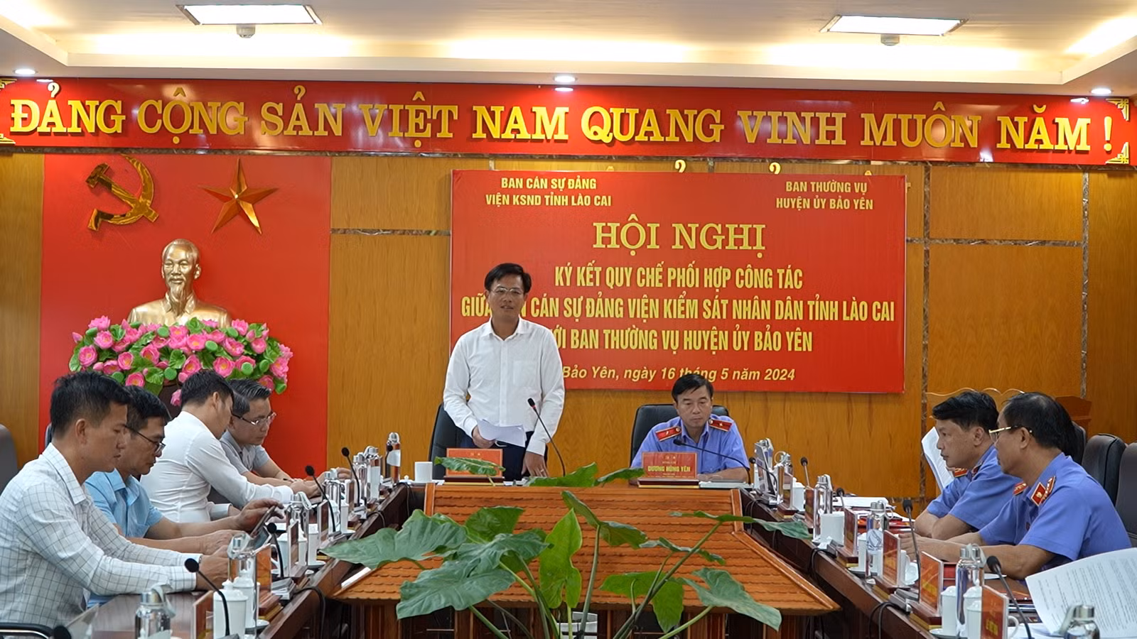 Đồng chí Hoàng Quốc Bảo, Tỉnh ủy viên, Bí thư Huyện ủy phát biểu tại buổi lễ ký kết..jpg