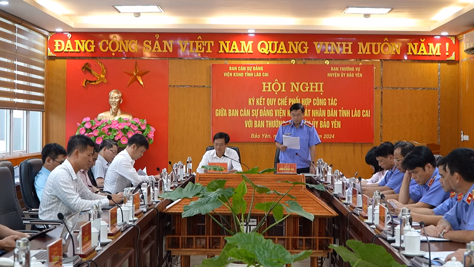 Đồng chí Dương Hùng Yên, Ủy viên Ban Chấp hành Đảng bộ tỉnh, Bí thư Ban Cán sự Đảng, Viện trưởng Viện Kiểm sát nhân dân tỉnh phát biểu ý kiến..jpg