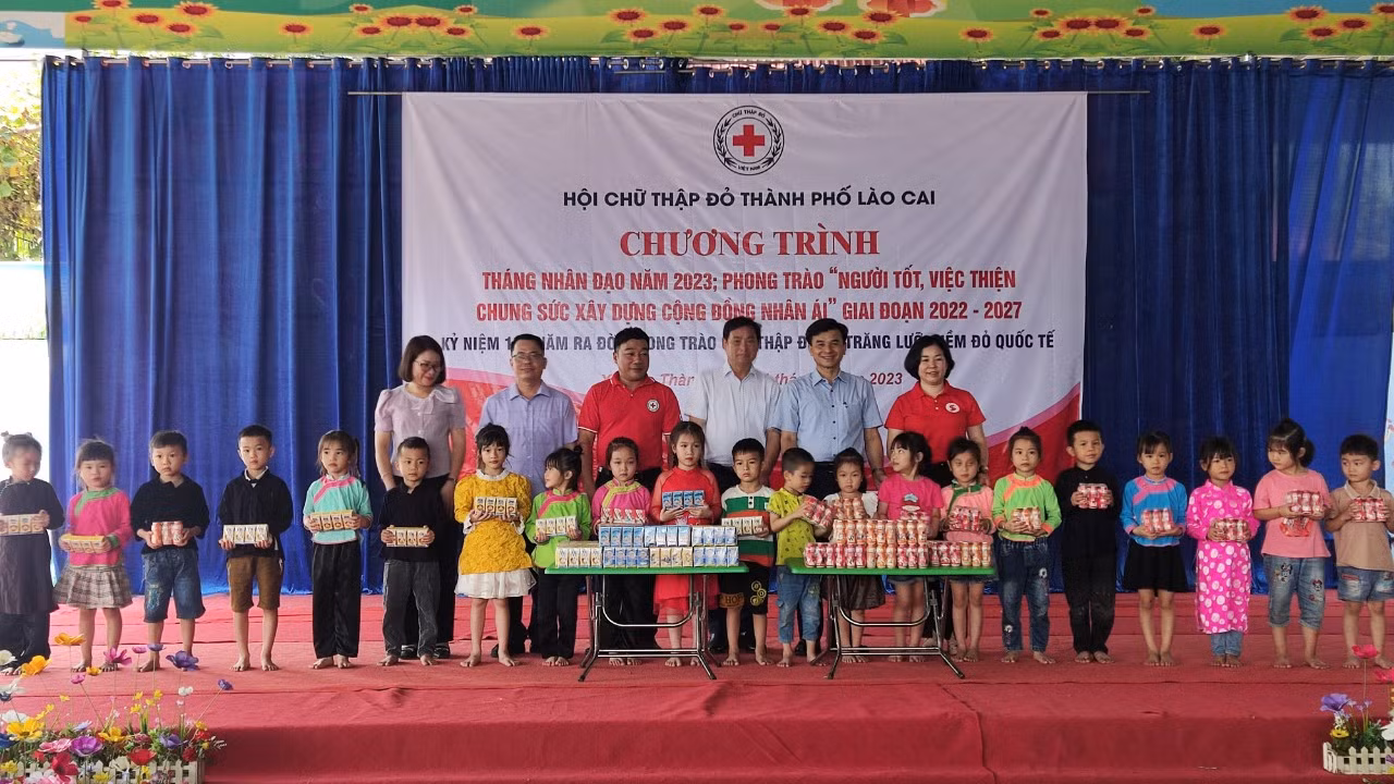 Tặng sữa cho các cháu trường Mầm non.jpg