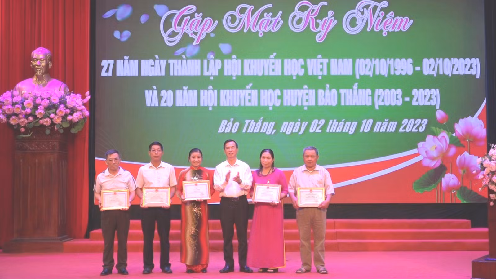 Trao Giấy khen của Chủ tịch UBND huyện cho các tập thể có thành tích xuất sắc trong phong trào khuyến học, khuyến tài.