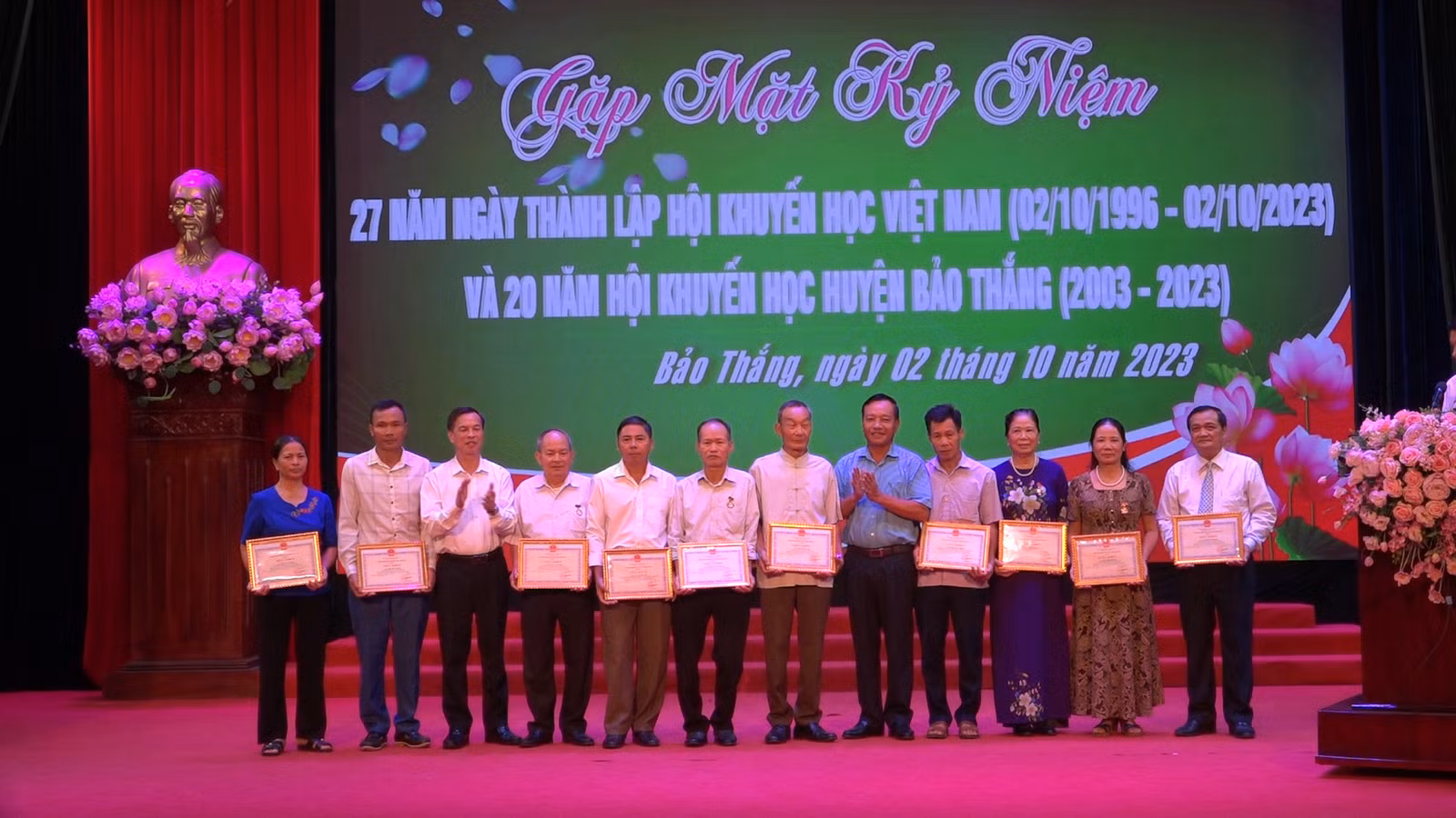 Trao bằng khen của chủ tịch UBND huyện cho các cá nhân có thành tích xuât sắc trong phong trào khuyến học, khuyến tài.jpg