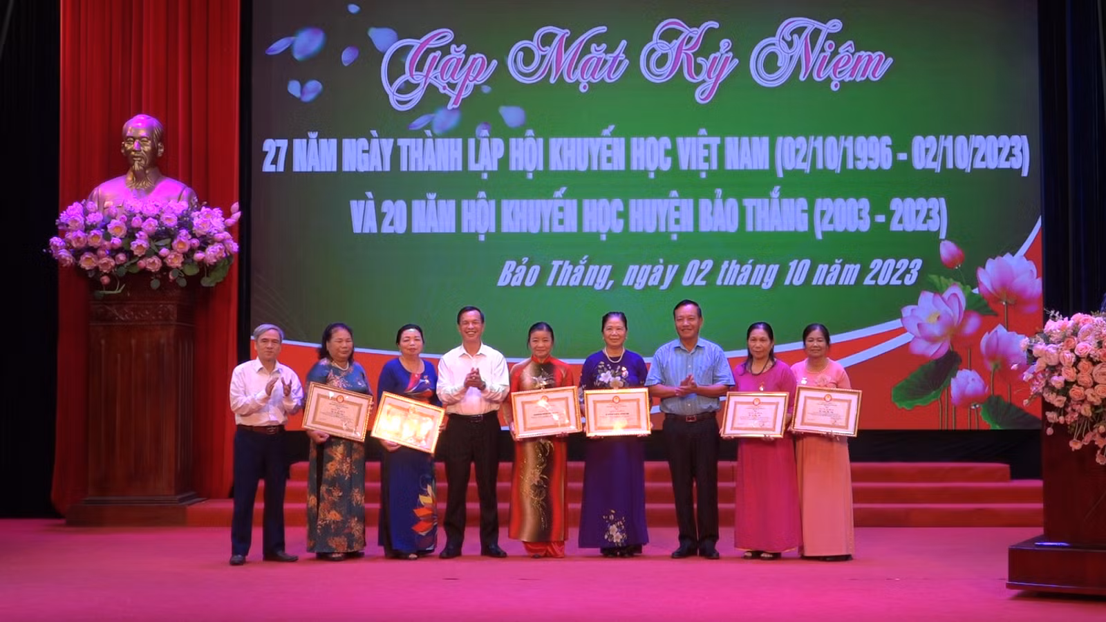 Trao bằng khen của chủ tịch UBND tỉnh cho các tập thể có thành tích xuất sắc trong phong trào khuyến học, khuyến tài xây dựng xã hội học tập.jpg