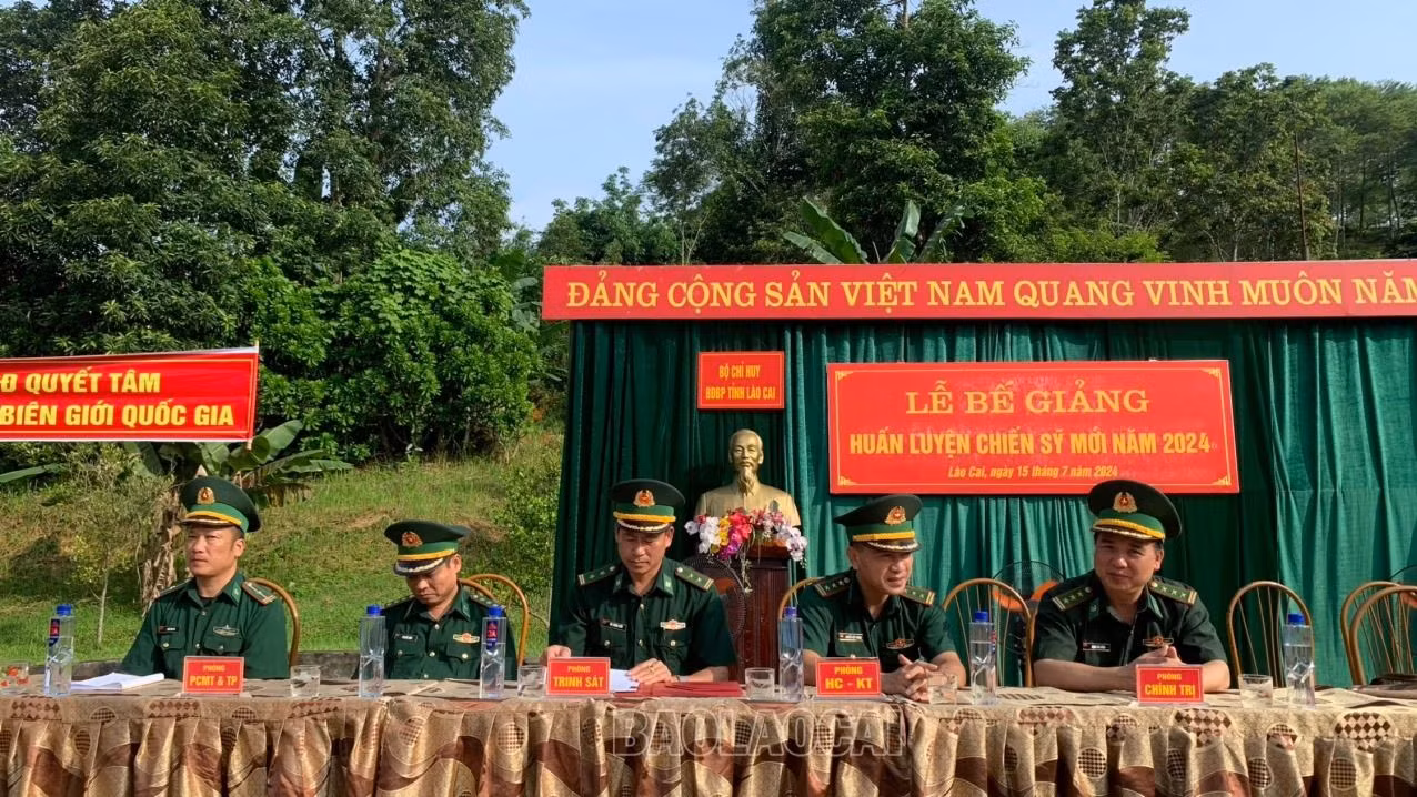 các Đại biểu dự lễ bế giảng khoá huấn luyện chiến sĩ mới.jpg