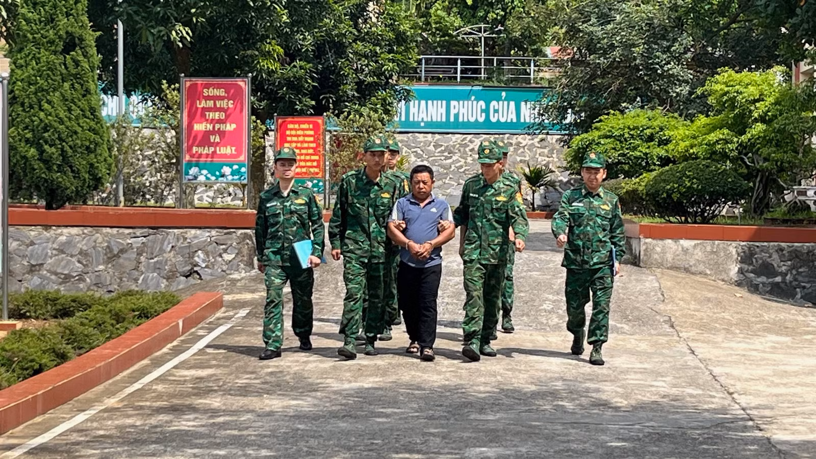 Áp giải đối tượng Sùng A Sì.jpg