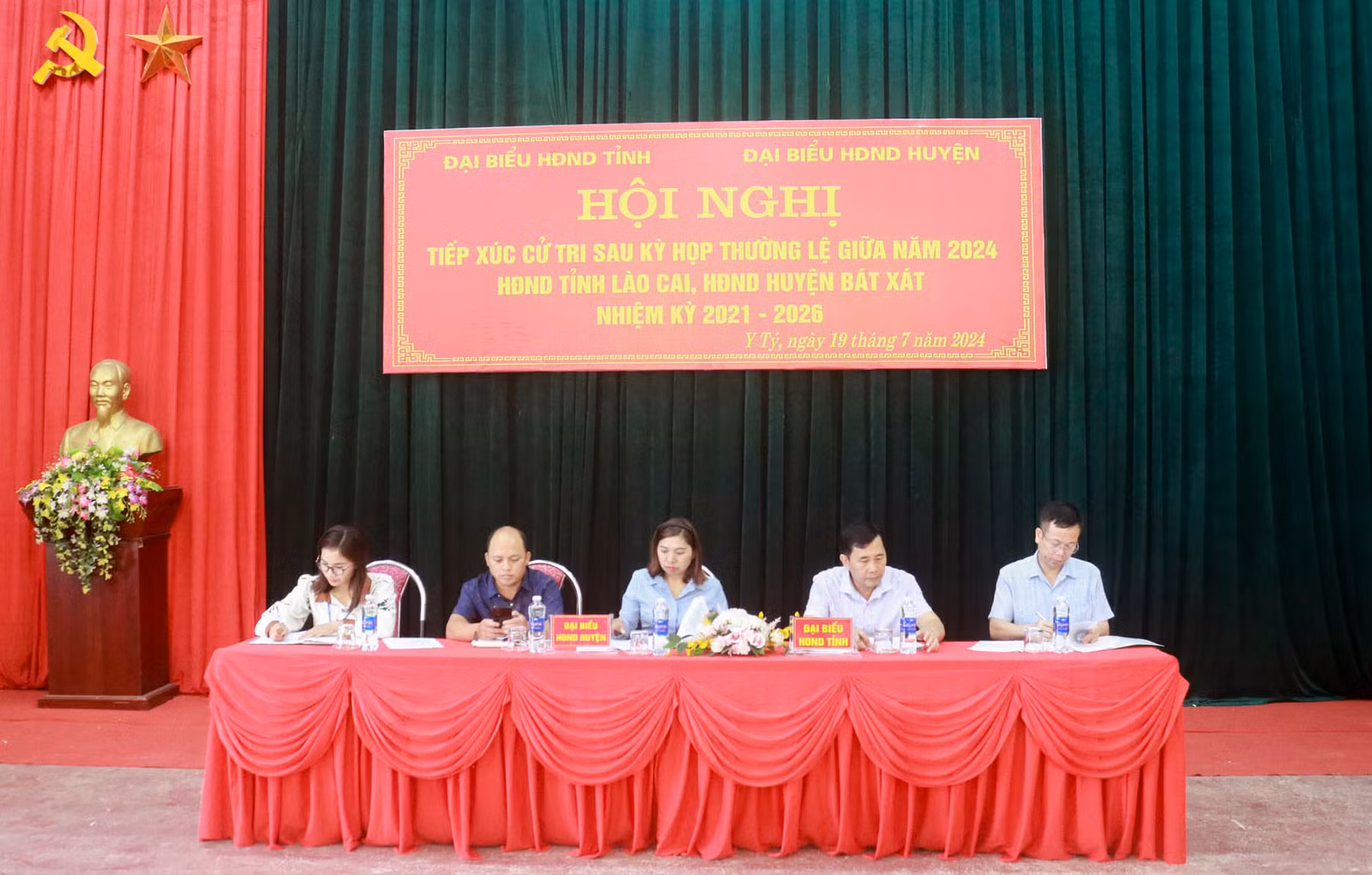 Các ông, bà tổ đại biểu HĐND tỉnh, HĐND huyện tham gia tiếp xúc cử tri.jpg