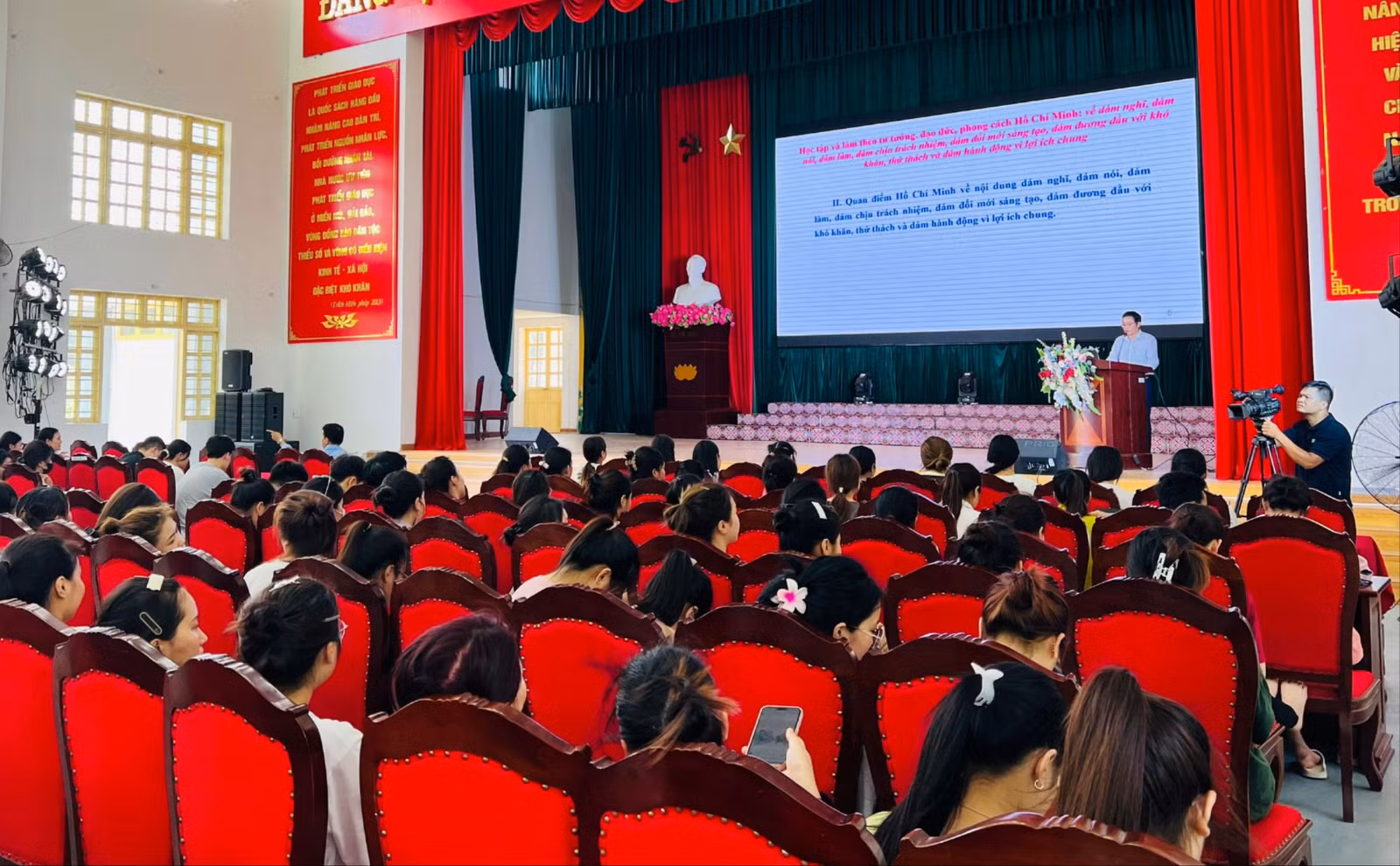 Quang cảnh chương trình sinh hoạt chính trị.jpg