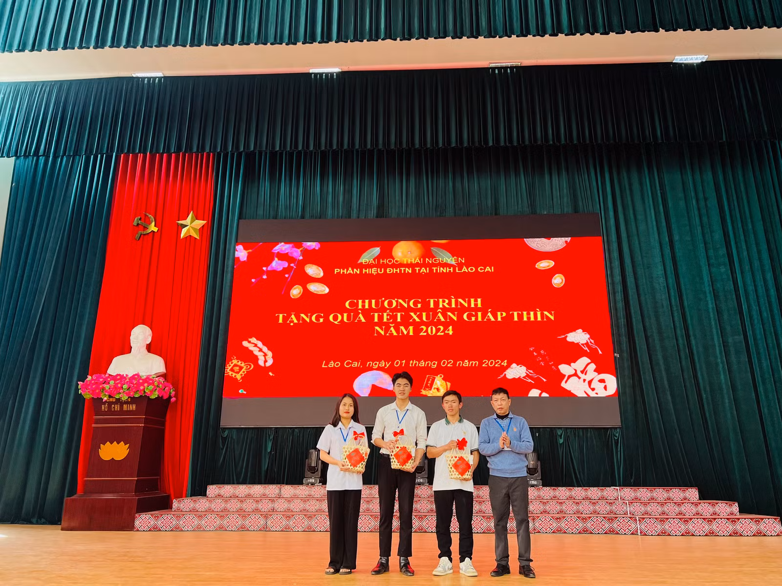 3 sinh viên được nhận quà tết 2.jpg