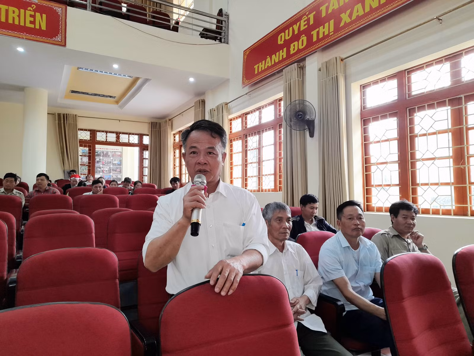 Các học viên trao đổi, chia sẻ kinh nghiệm về phương pháp hòa giải tại cơ sở thông qua tình huống giả định tại Hội nghị.jpg
