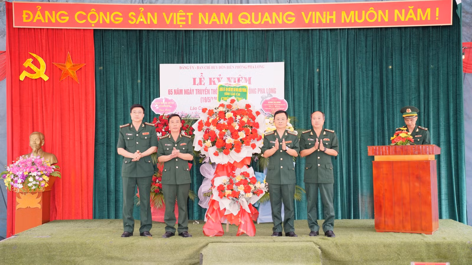 Lãnh đạo Bộ Chỉ huy BĐBP tỉnh tặng hoa chúc mừng.jpg