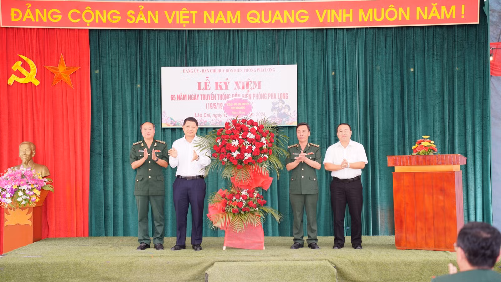 Lãnh đạo Huyện Mường Khương tặng hoa chúc mừng.jpg