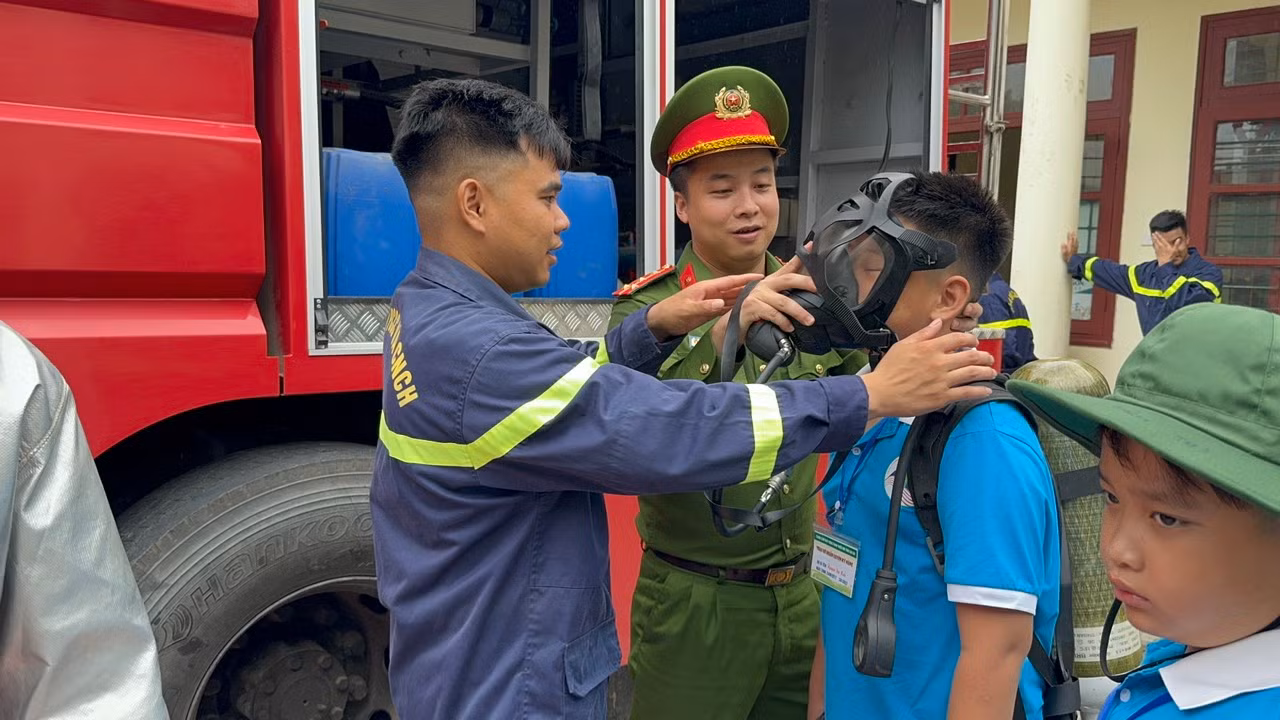Ảnh 1. Tập huấn kỹ năng sử dụng trang thiết bị cứu hộ cứu nạn (6).jpg
