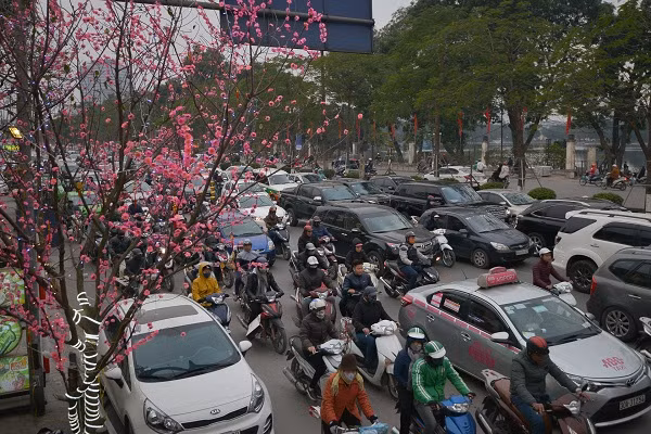 Dự báo lưu lượng người và phương tiện giao thông dịp Tết và lễ hội Xuân 2024 sẽ gia tăng mạnh mẽ, tiềm ẩn nguy cơ xảy ra tai nạn và ùn tắc giao thông.