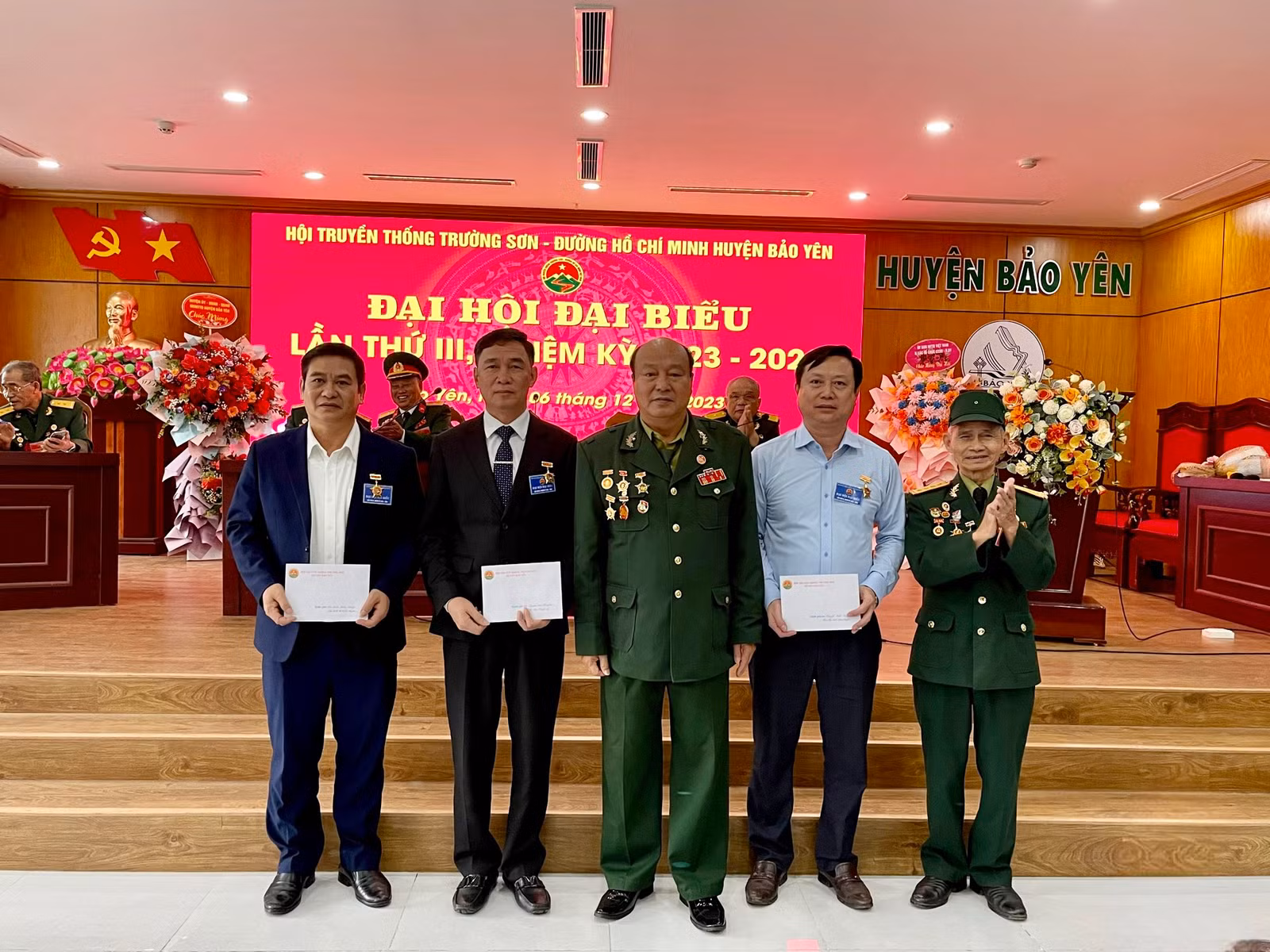 Trao kỷ niệm chương cho cán bộ, lãnh đạo huyện Bảo Yên.jpg
