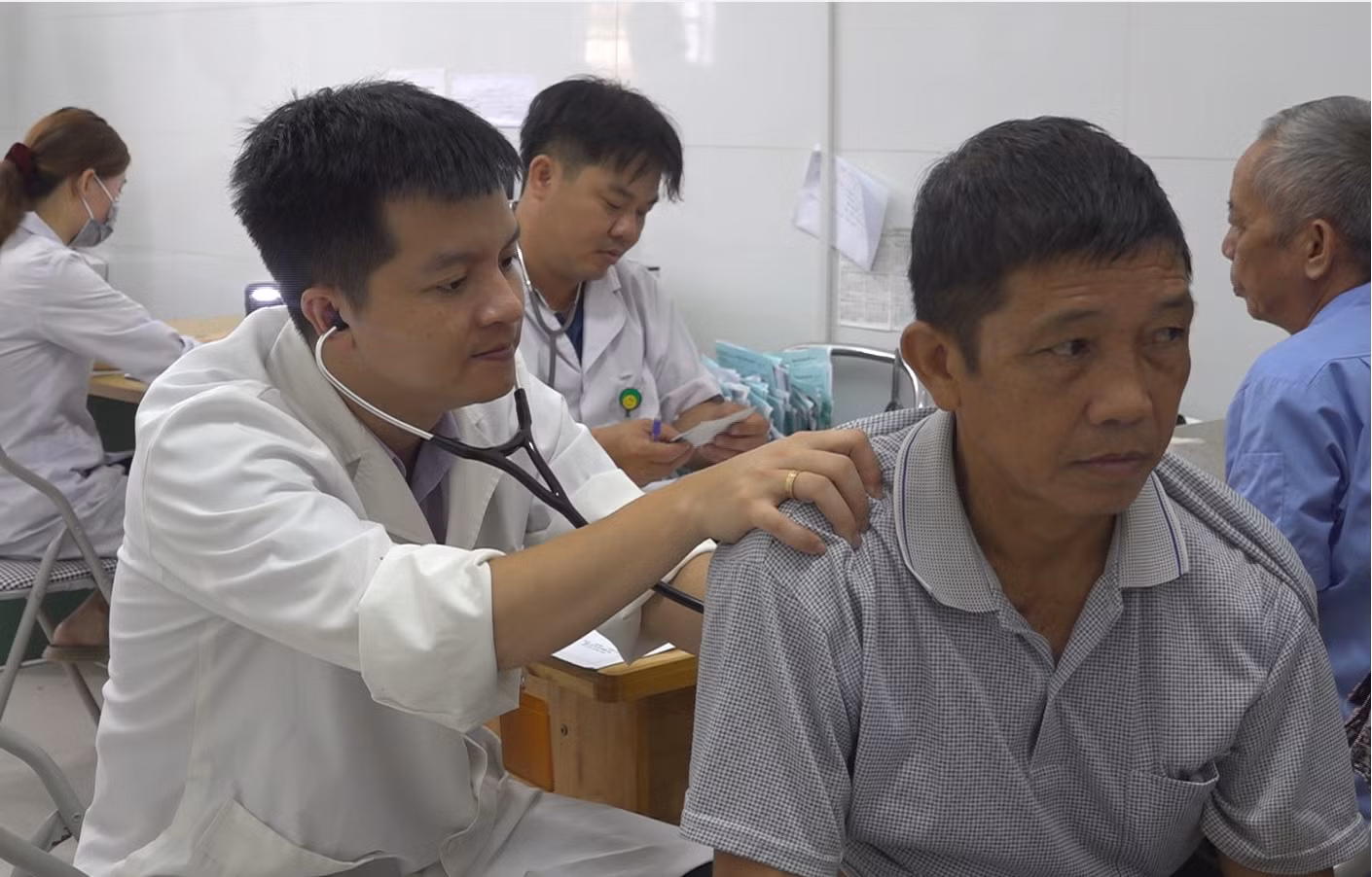 Bác sỹ Bệnh viện Đại học y Hà Nội khám bệnh cho Nhân dân.jpg