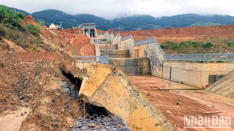 Tường công trình bể tiêu năng hồ chứa nước Đông Thanh bị đẩy nghiêng.