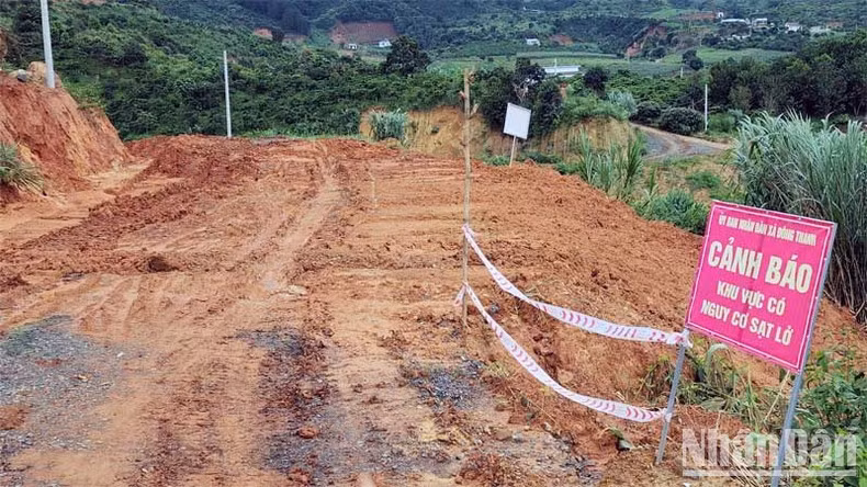 Con đường dẫn vào khu sản xuất của người dân bị sụt lún.