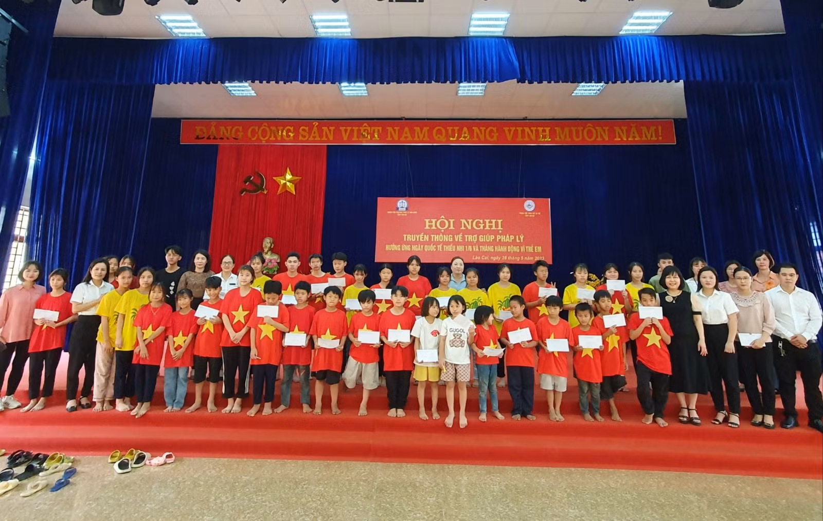tặng quà.jpg