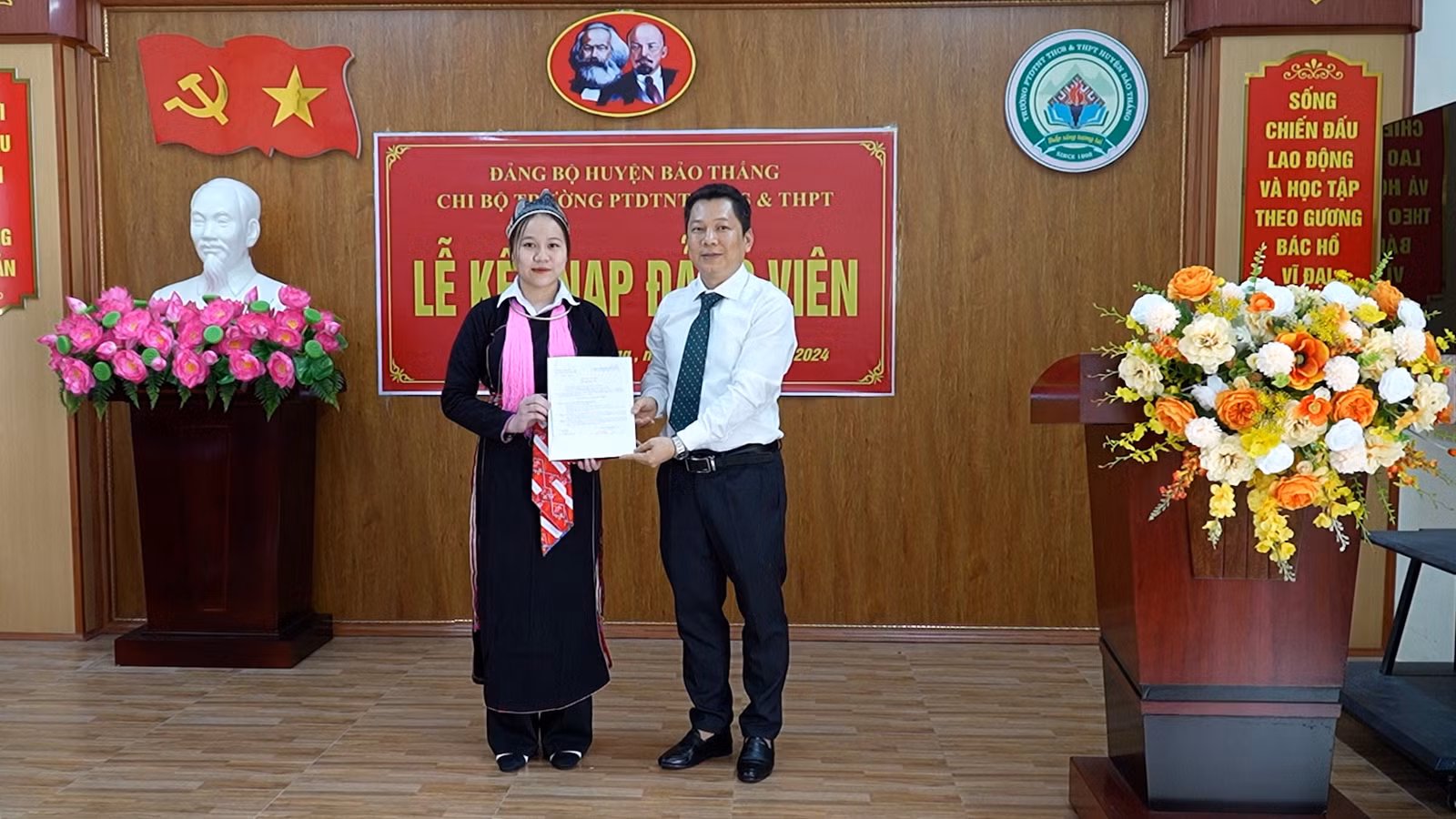Trao quyết định cho em Phàn Thị Anh Thư.jpg