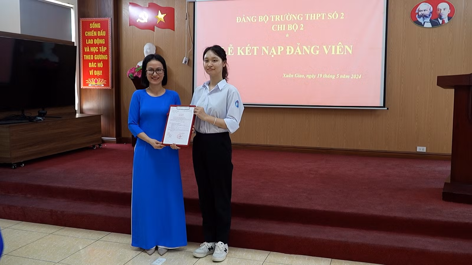 Trao quyết định cho em Dương Mai Hoa.jpg