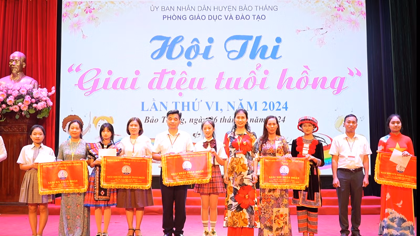 trao giải toàn đoàn cho các đội thi.jpg