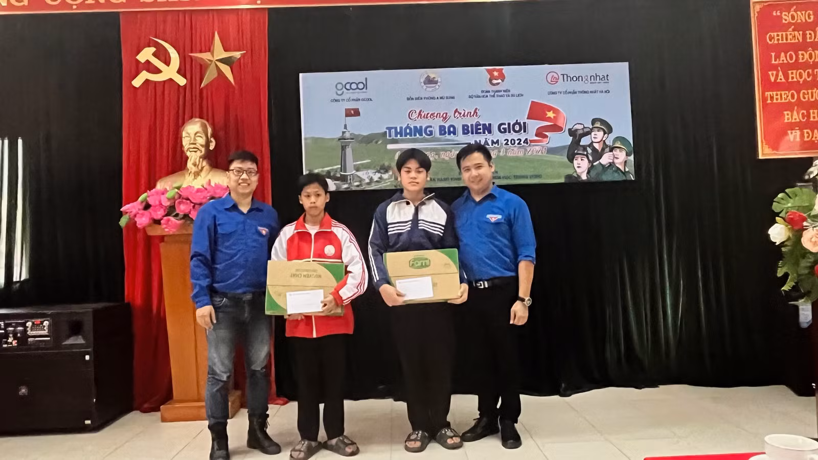 Tặng quà cho con nuôi Đồn Biên phòng.jpg