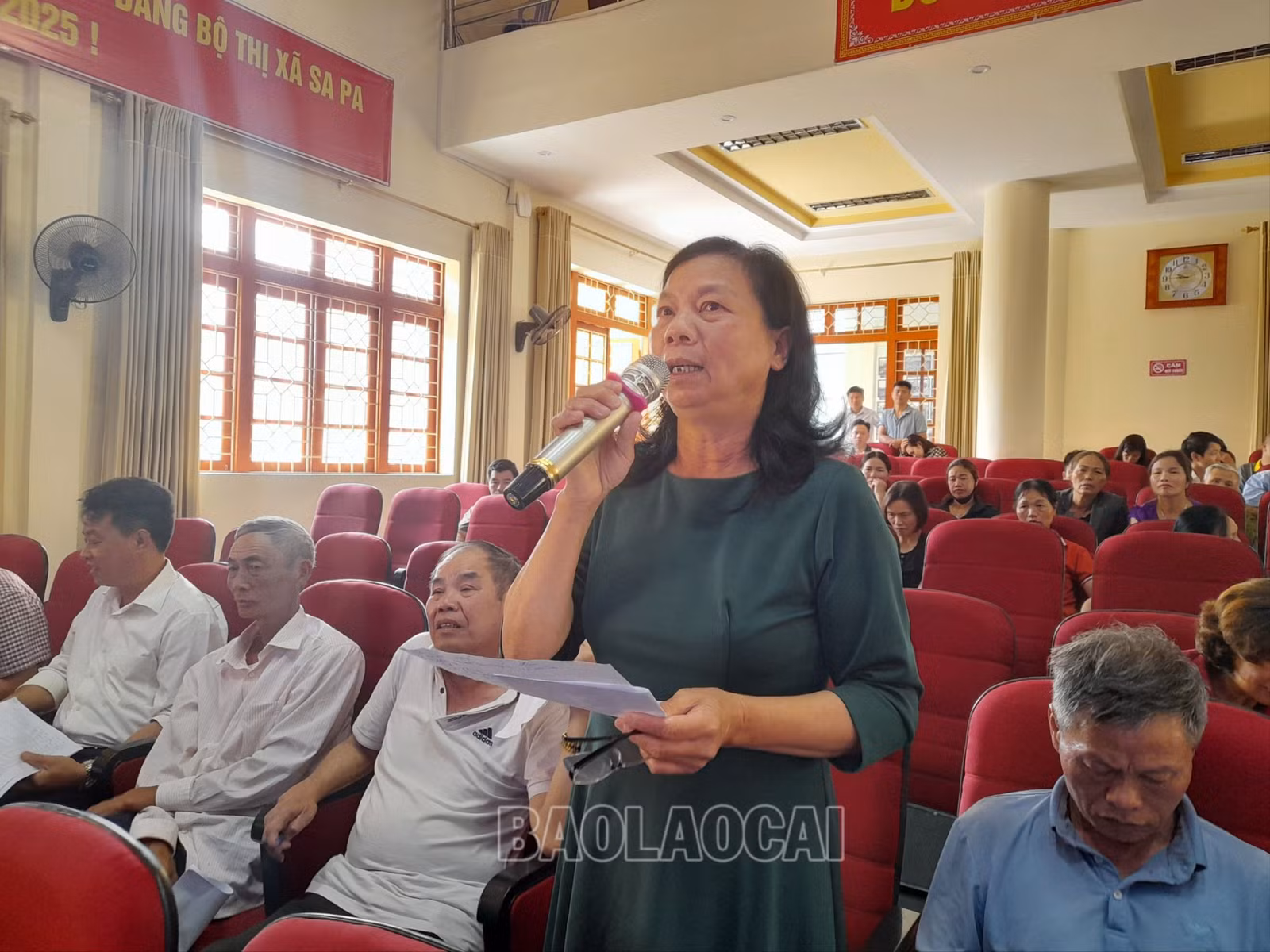 Người dân phường Phan SiPan nêu ý kiến.jpg