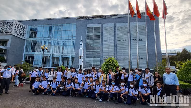 Các em học sinh, sinh viên có dịp trải nghiệm trong Tuần lễ NASA Việt Nam.