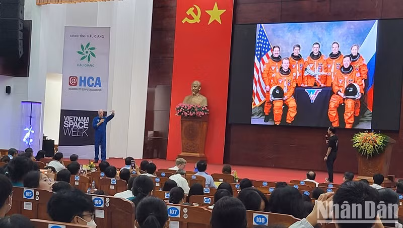 Giới thiệu các phi hành gia tại sự kiện.