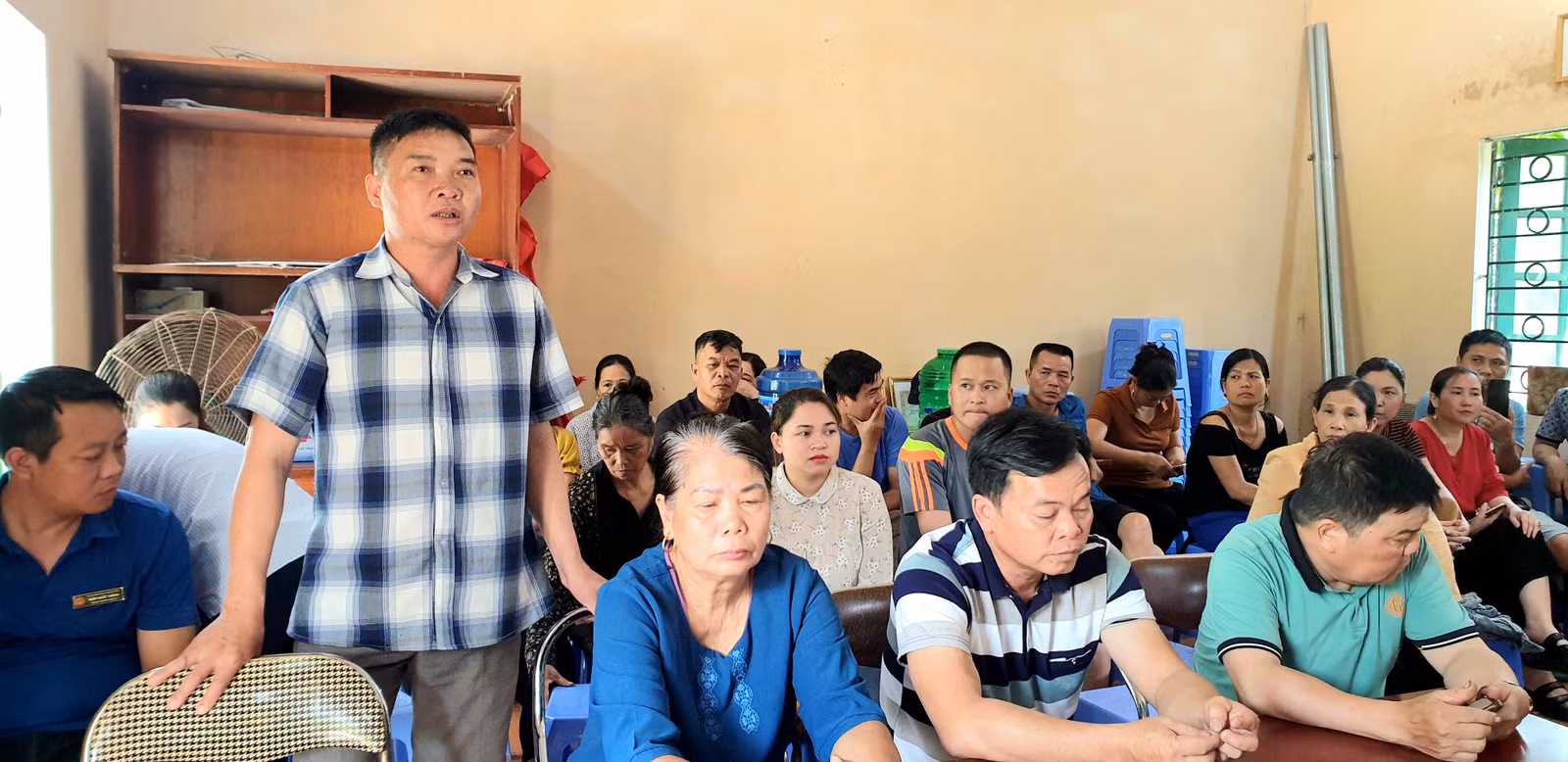 Người dân phát biểu ý kiến.jpg