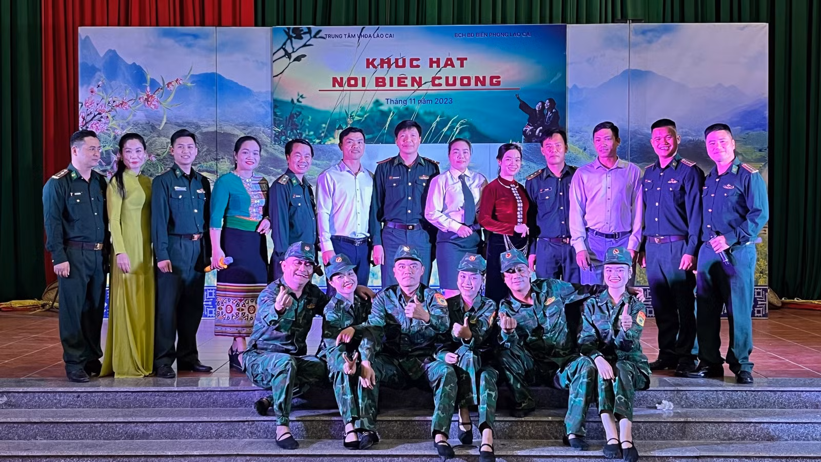 Cán bộ, diễn viên tham gia biểu diễn phục vụ cán bộ nhân dân các dân tộc biên giới.jpg