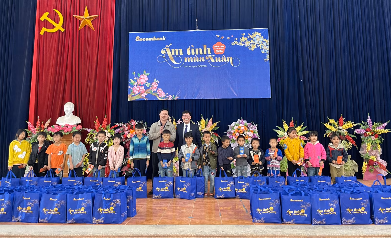 nhieu-phan-qua-y-nghia-danh-tang-cac-em-hoc-sinh-co-hoan-canh-kho-khan-tren-dia-ban-xa-xuan-thuong-copy-4124.jpg