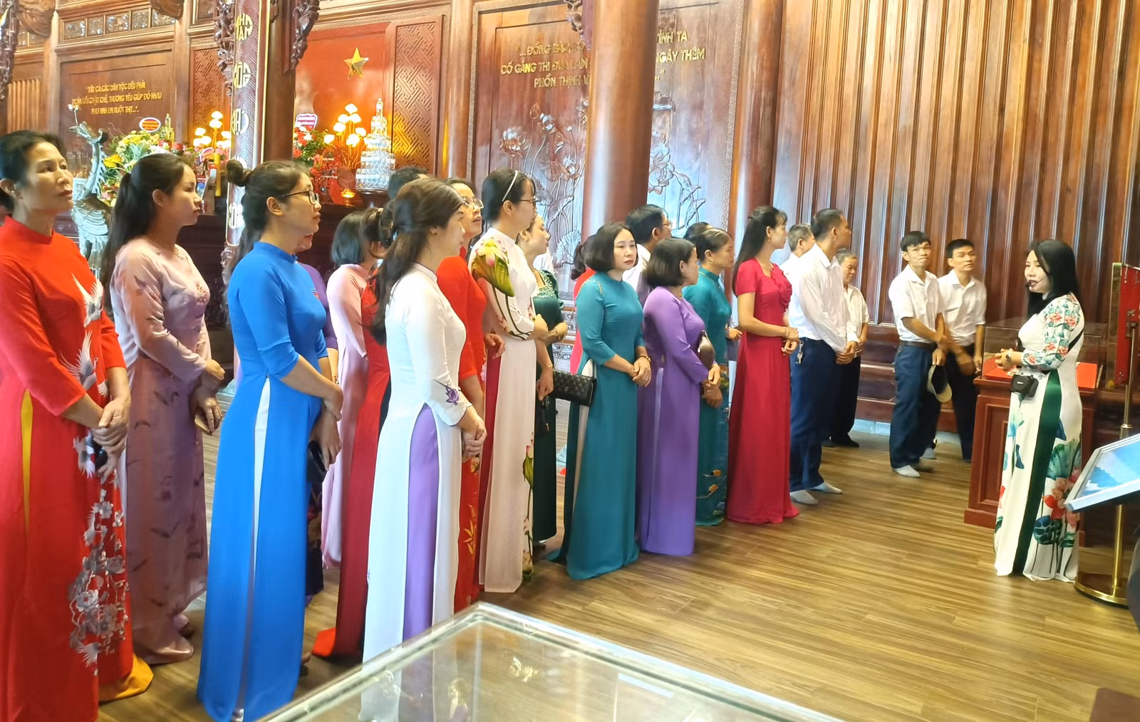 tham quan.jpg