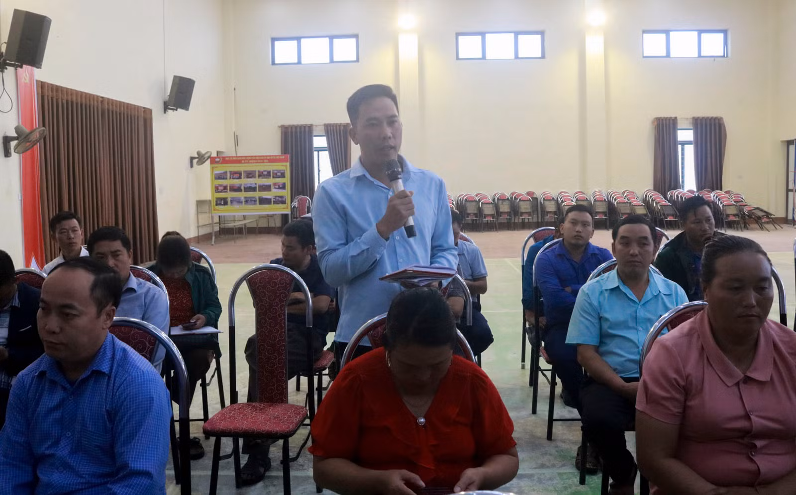 Cử tri xã Dền Thàng nêu ý kiến.jpg
