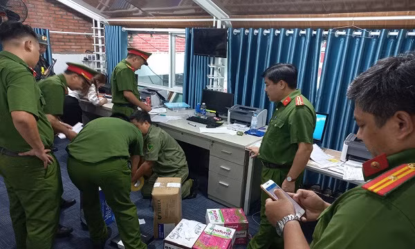 Lực lượng công an thu giữ nhiều máy móc, tài liệu, giấy tờ liên quan (Ảnh Trà Giang - Tạp chí BHXH)..jpg