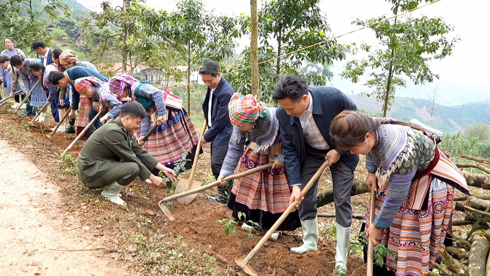 Đại biểu và Nhân tham gia trồng hoa tại tuyến đường bê tông xi măng thôn Tổng Kim, xã Vĩnh Yên..jpg